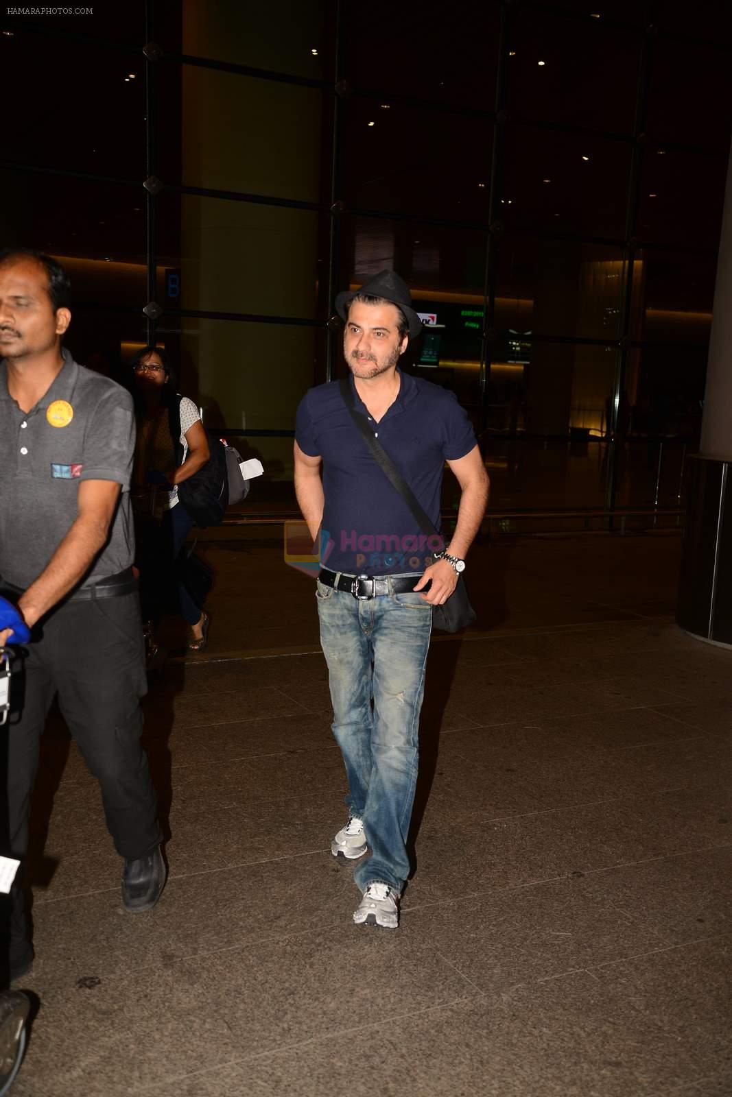 Sanjay Kapoor with wife Maheep in Mumbai Airport on 2nd July 2015