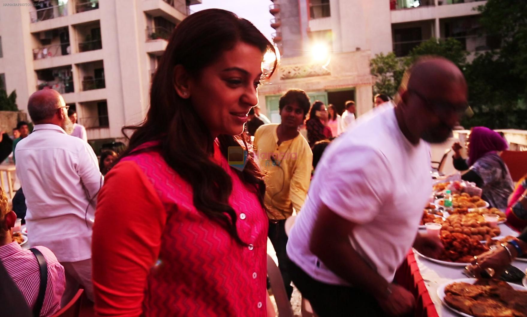 Juhi Chawla alongwith Crew members at Iftaar party during the shoot of Surani Pictures  _Chalk N Duster_.1