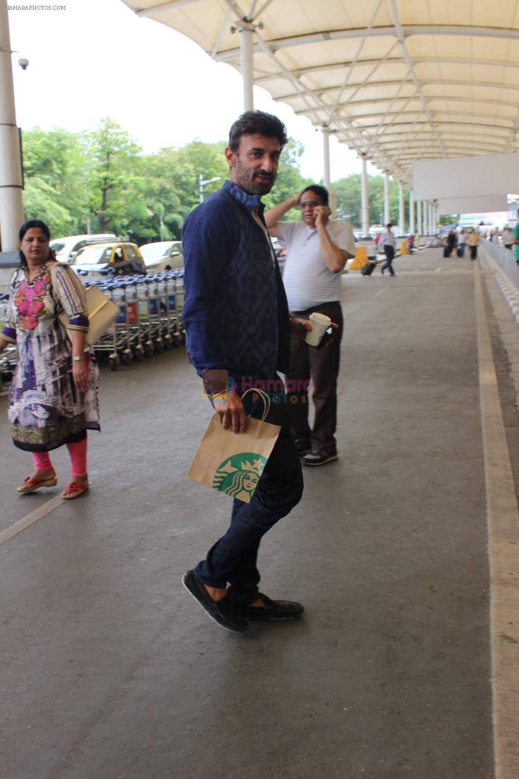 Rahul Dev snapped at domestic airport in Mumbai on 4th July 2015