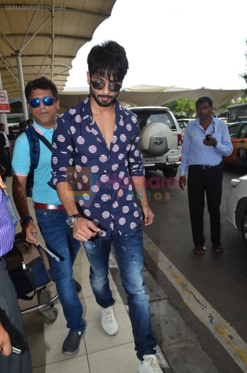 Shahid kapoor snapped at Mumbai airport on 5th July 2015
