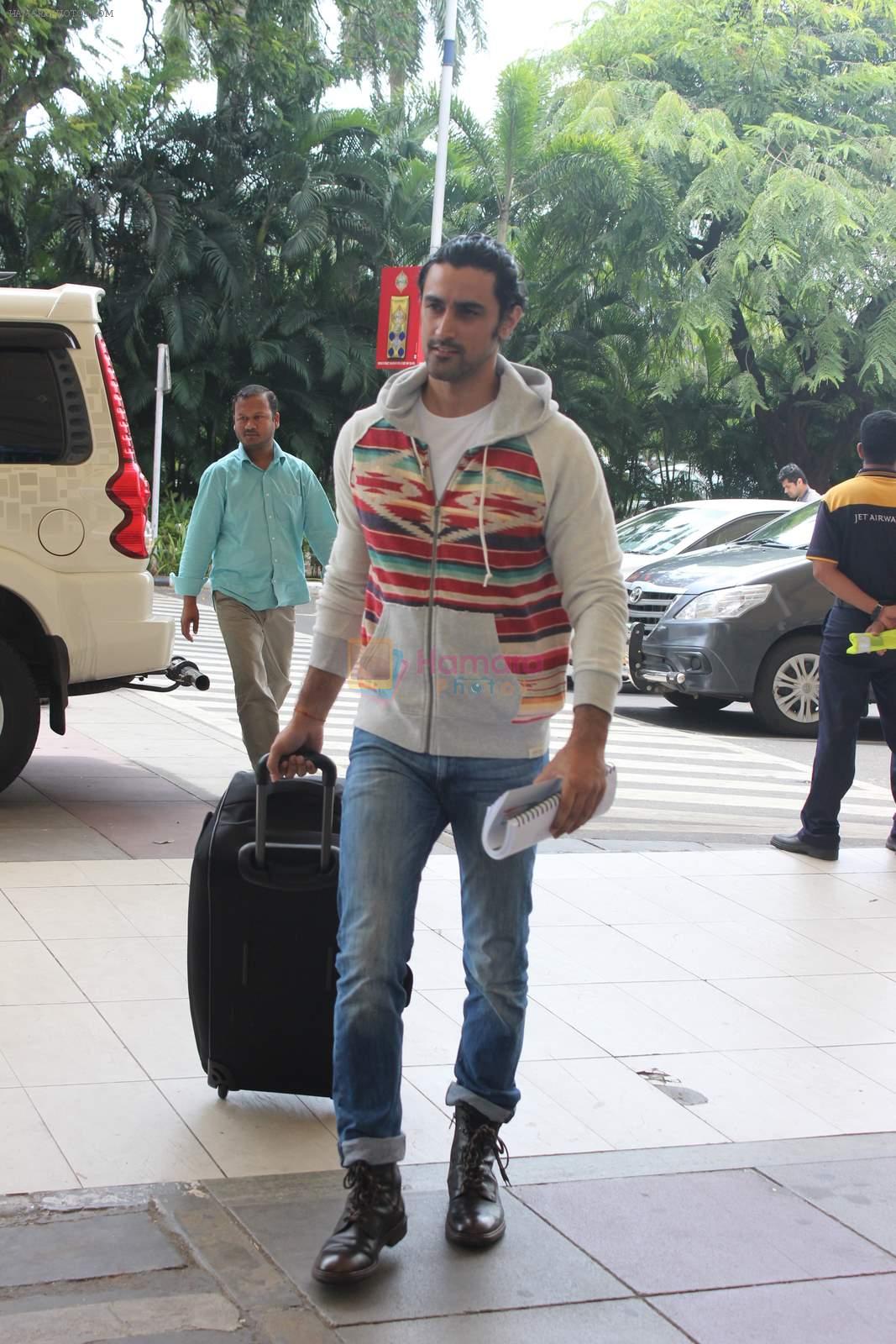 Kunal Kapoor snapped at domestic airport on 5th July 2015