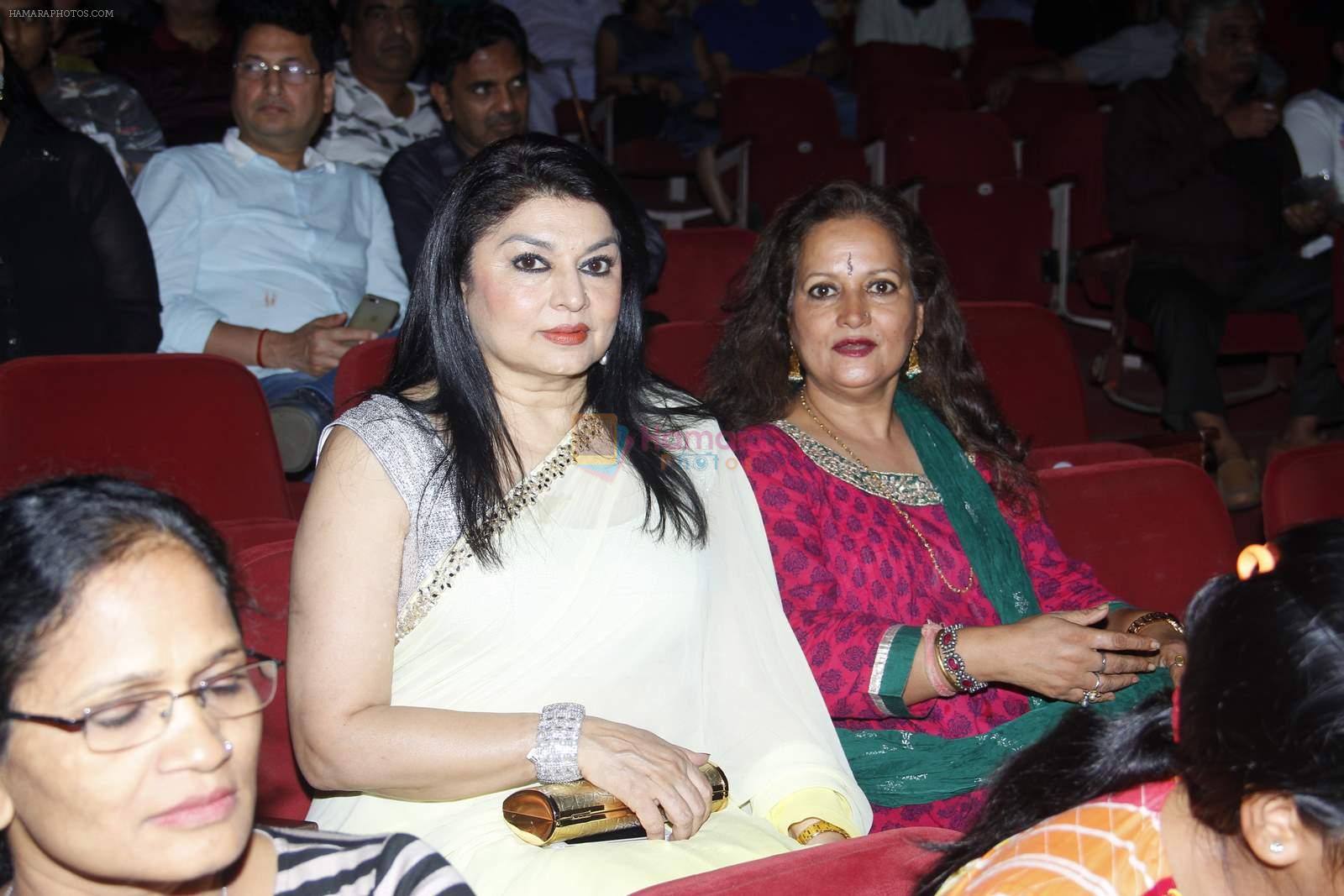 Kiran Juneja, Himani Shivpuri at Sab Golmaal Play premiere in Rangsharda on 5th July 2015