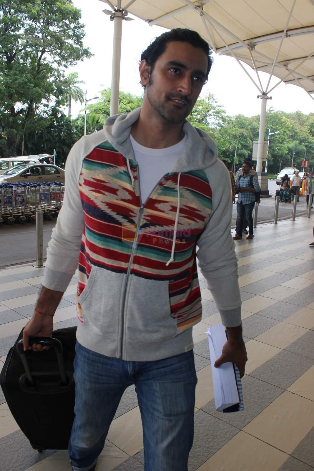 Kunal Kapoor snapped at domestic airport on 5th July 2015