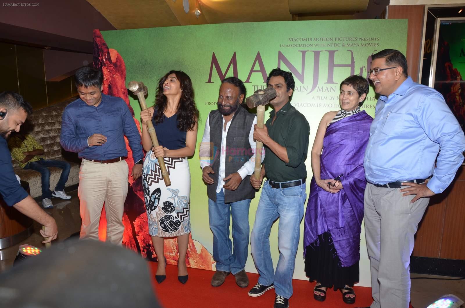 Nawazuddin Siddiqui, Radhika Apte, Deepa Sahi, Ketan mehta at the screening of Ketan mehta's Manjhi on 13th July 2015