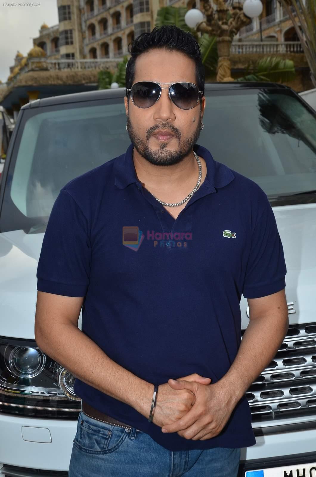 Mika Singh at Welcome Back song shoot in Aarey Milk Colony on 13th July 2015