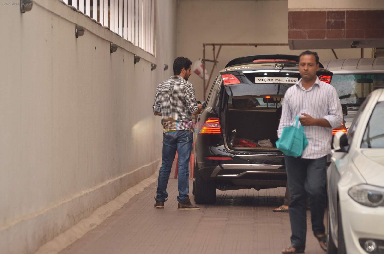 Sidharth Malhotra snapped in Khar, Mumbai on 14th July 2015