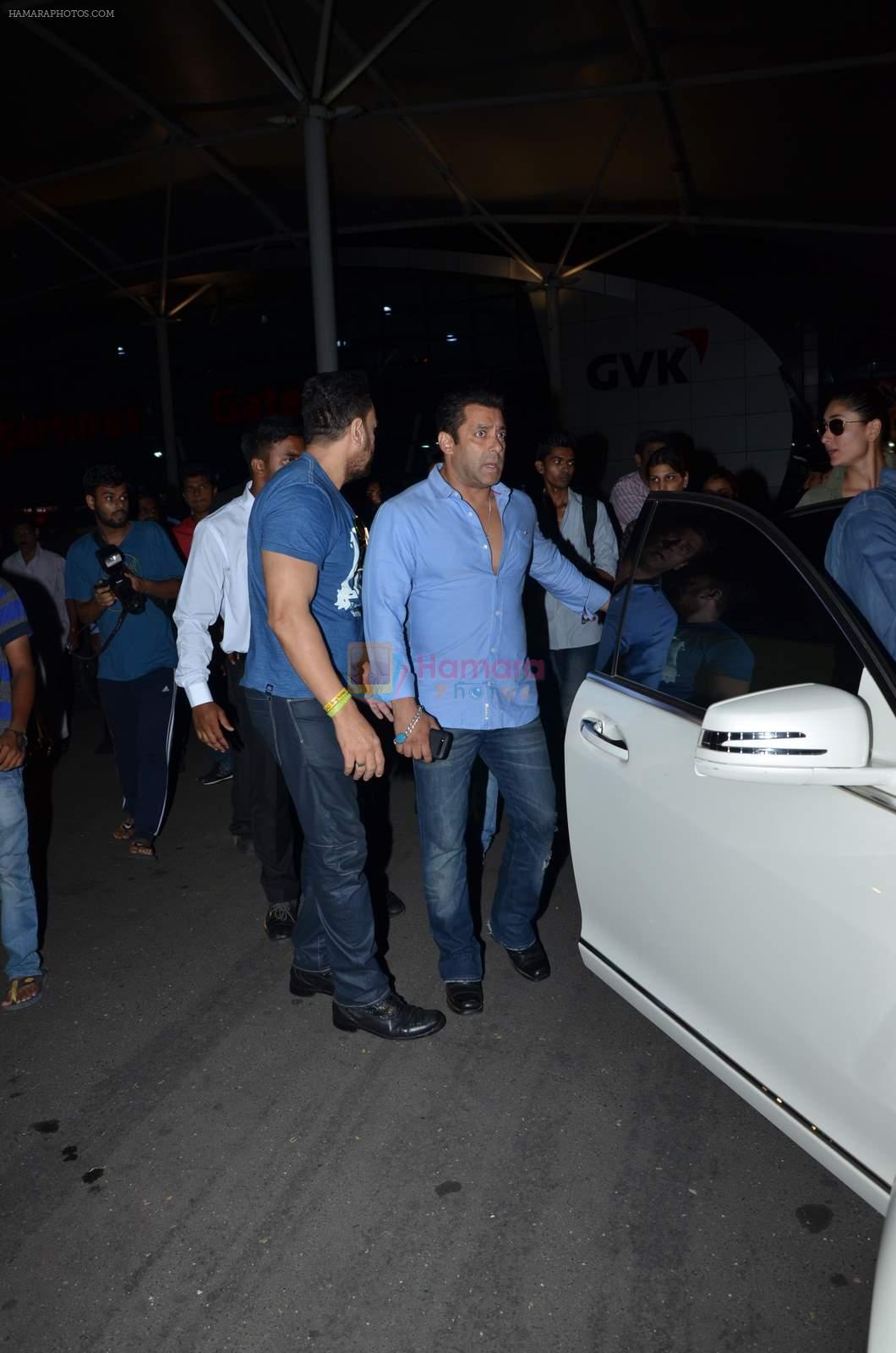 Salman Khan and Kareena Kapoor return from Delhi on 14th July 2015