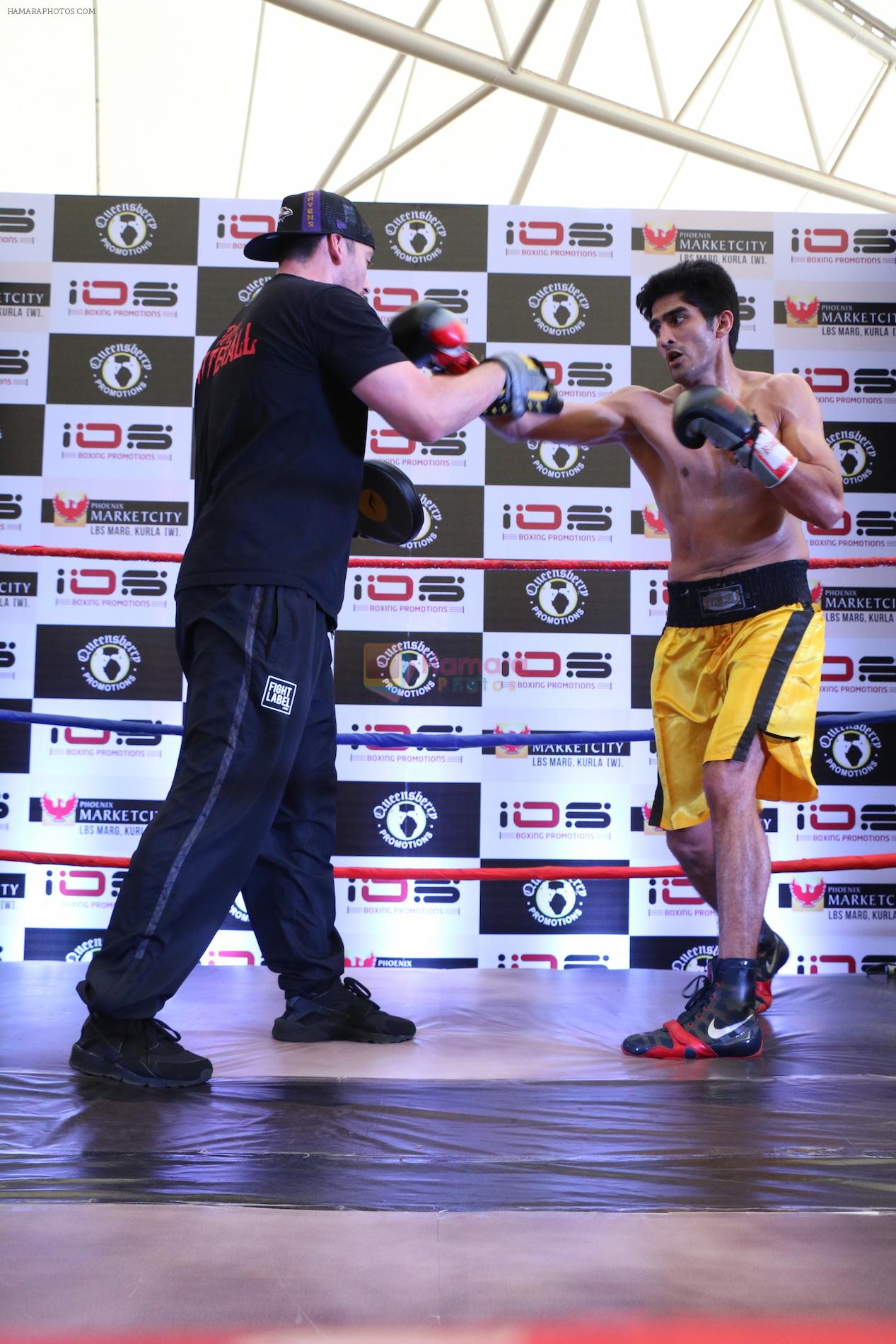 Vijender Singh was seen LIVE in practice with Globally Acclaimed Champion Trainer Lee Beard in Mumbai on 15th July 2015