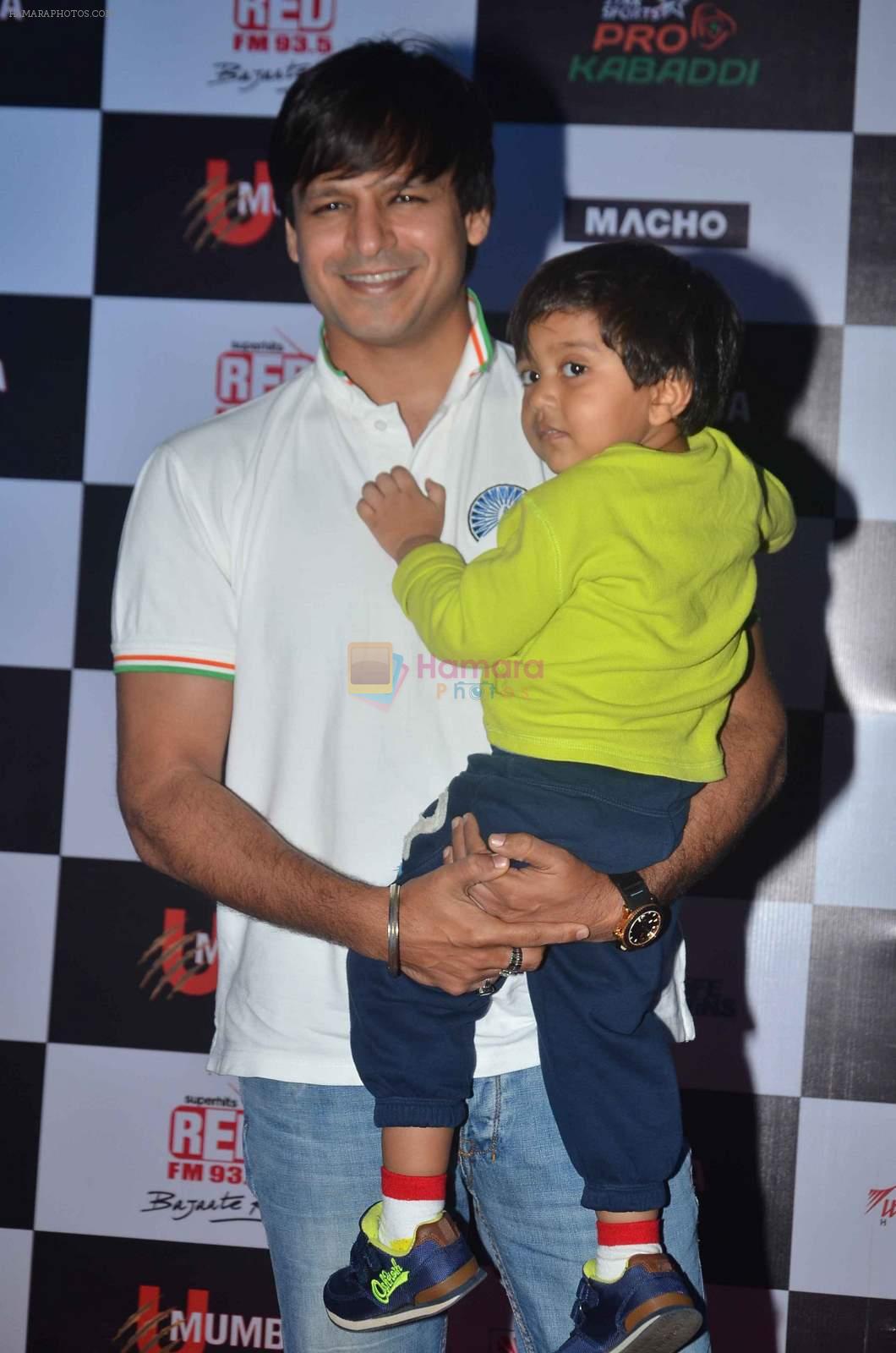 Vivek Oberoi with son at Pro Kabaddi day 3 in NSCI on 20th July 2015
