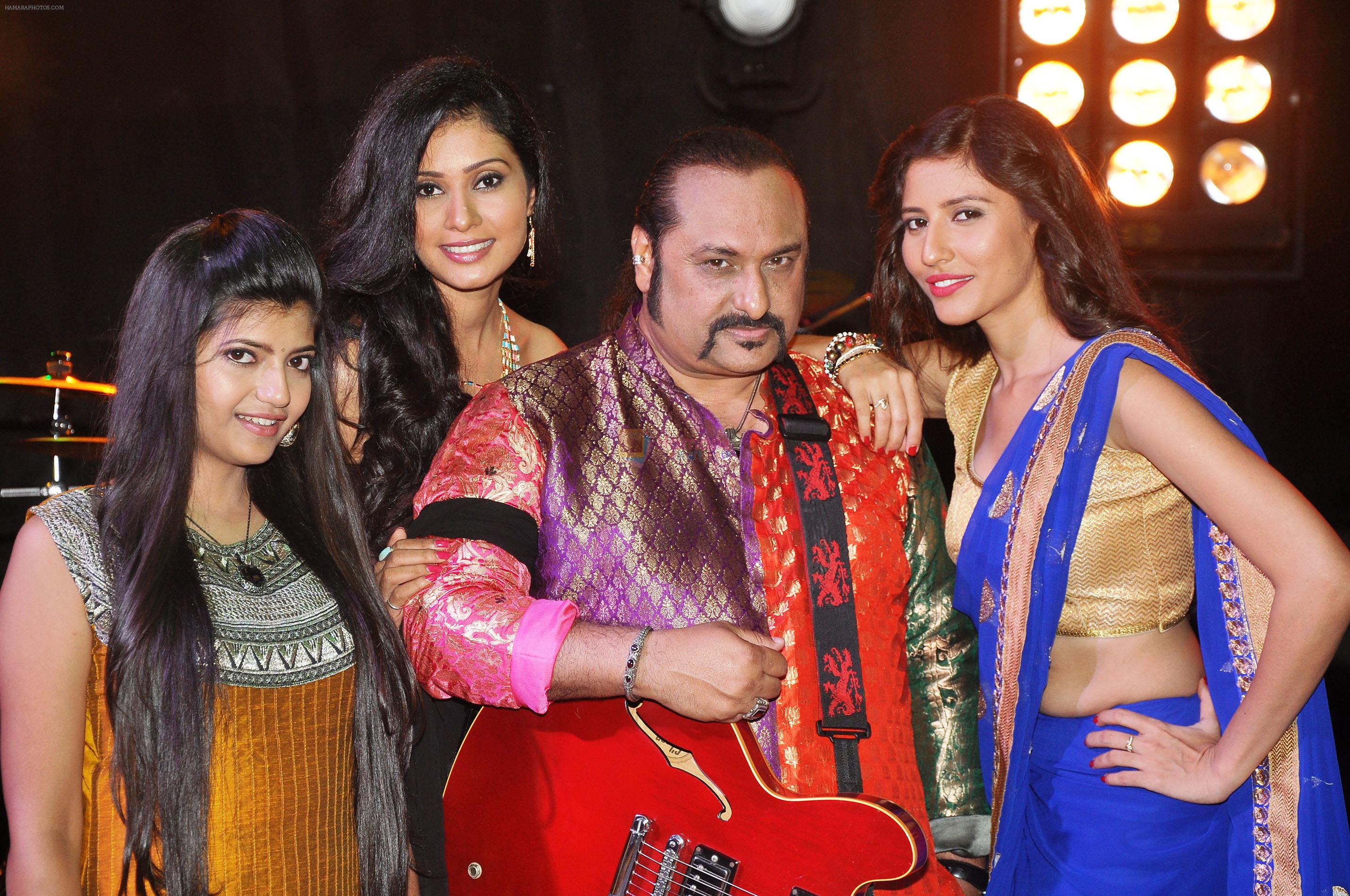 Lesle Lewis flanked by the desi girls at the video shoot of his upcoming singles Dil Chahe Desi Girl