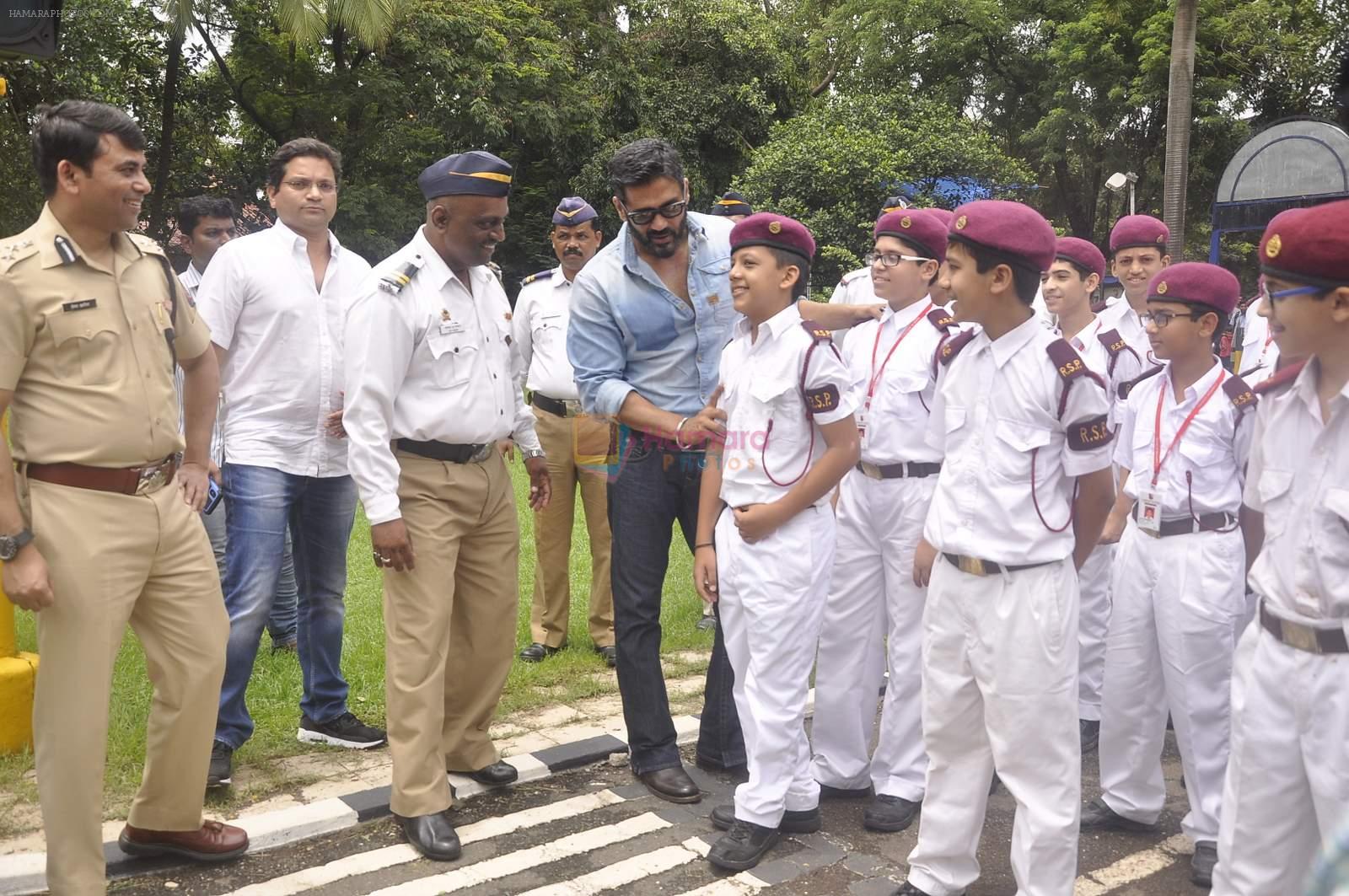 Sunil Shetty at traffic awareness in Colaba on 25th July 2015