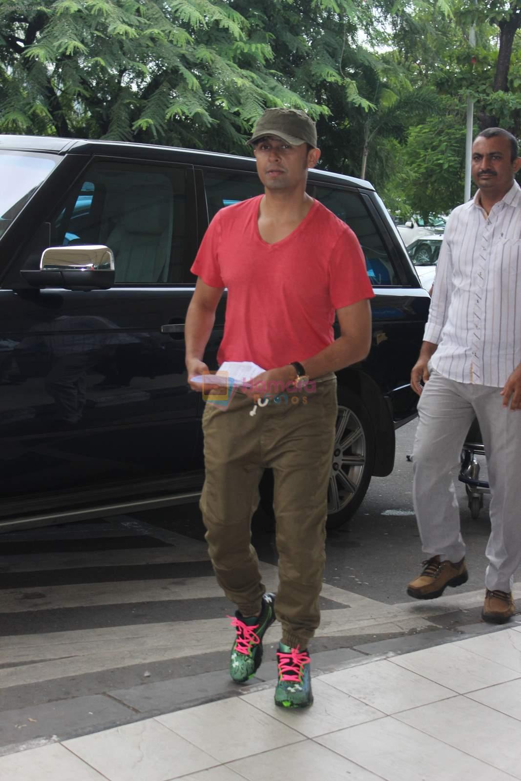 Sonu Nigam snapped at the airport on 31st July 2015