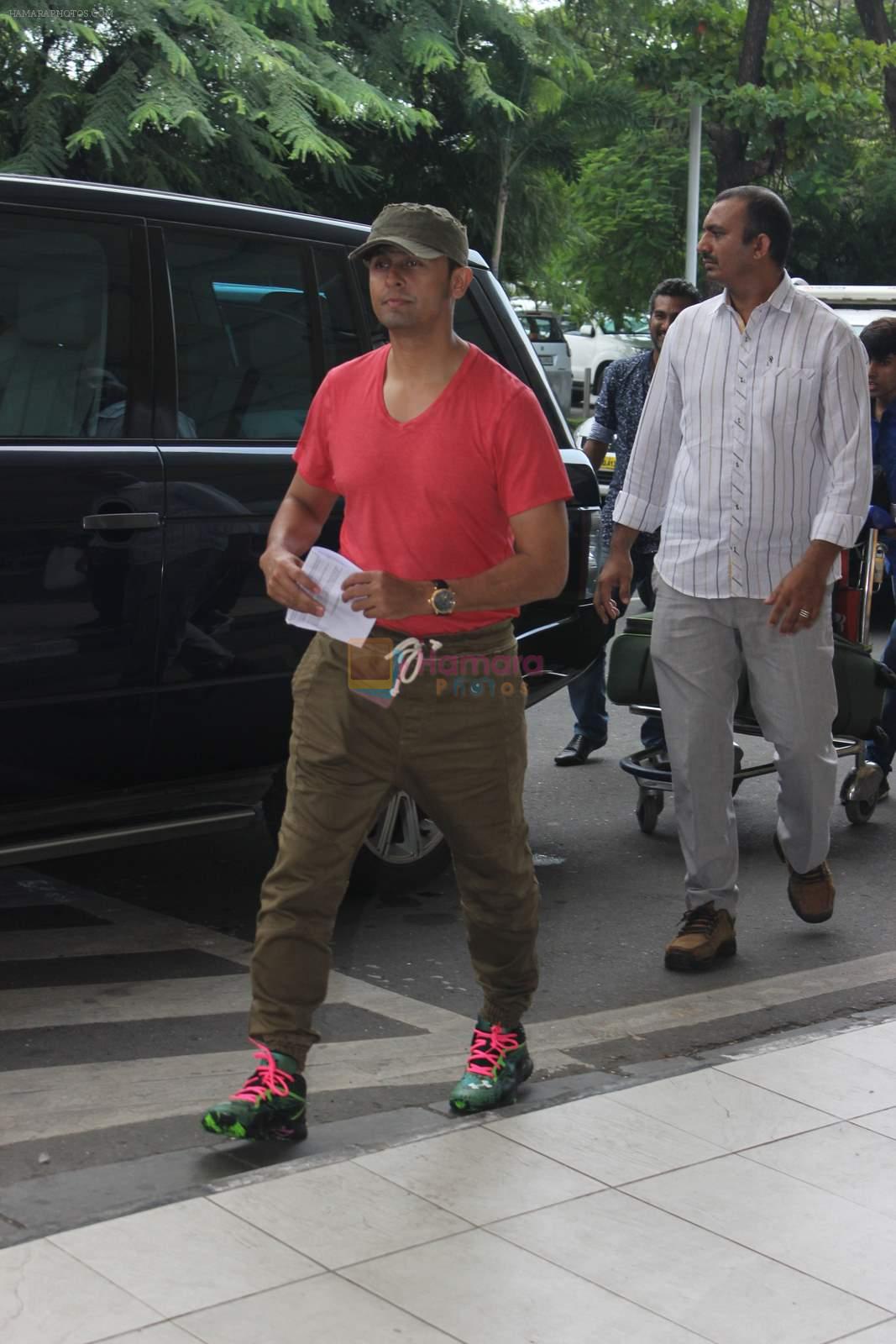 Sonu Nigam snapped at the airport on 31st July 2015