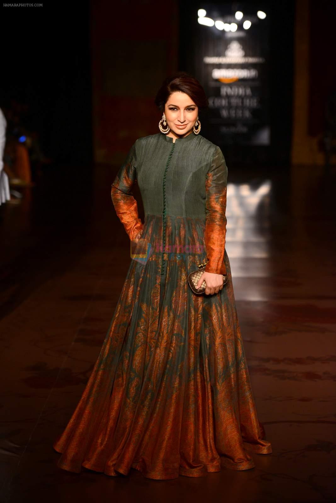 Tisca Chopra walk for Harpreet and Rimple Narula Show at India Couture Week 2015 on 1st Aug 2015
