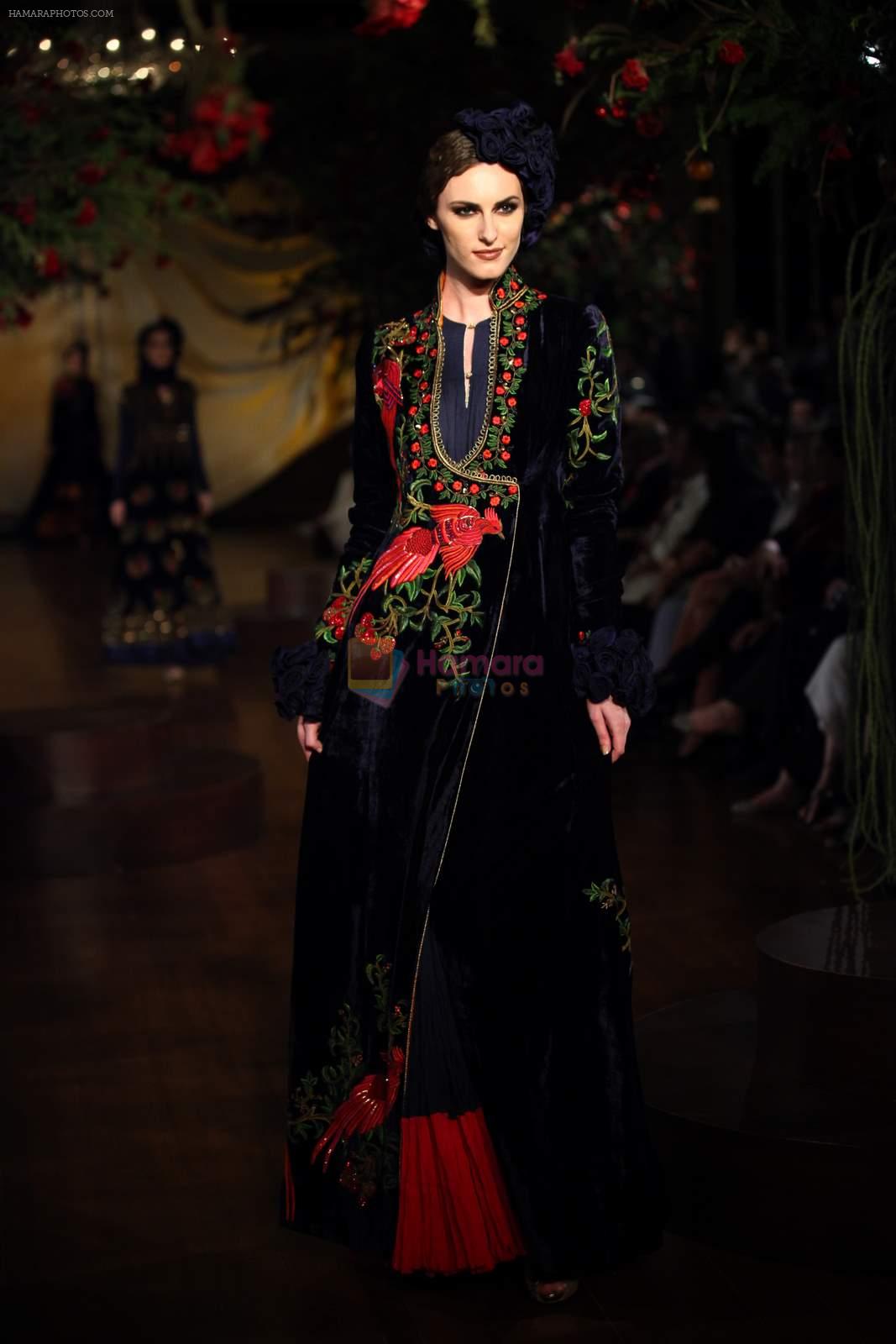 Model walk for Rohit Bal Show at India Couture Week 2015 on 1st Aug 2015