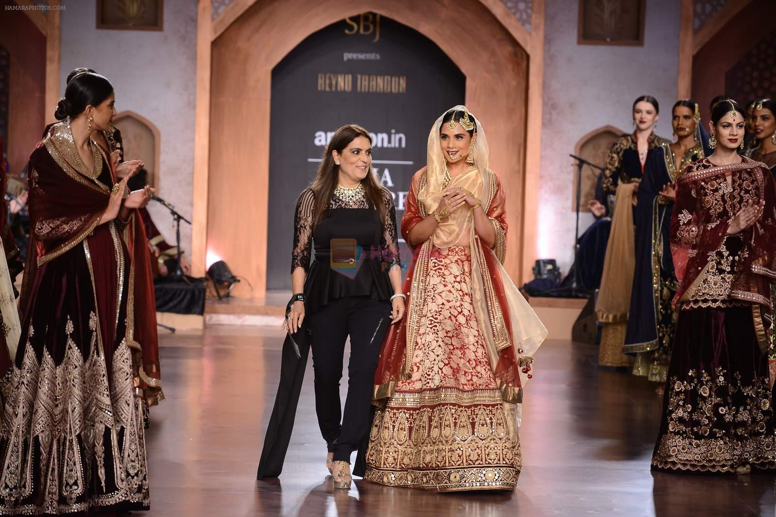 Richa Chadda walk for Reynu Tandon Show at India Couture Week 2015 on 1st Aug 2015