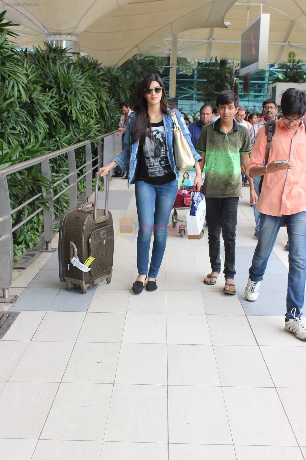 Kriti Sanon snapped at Mumbai airport on 3rd Aug 2015