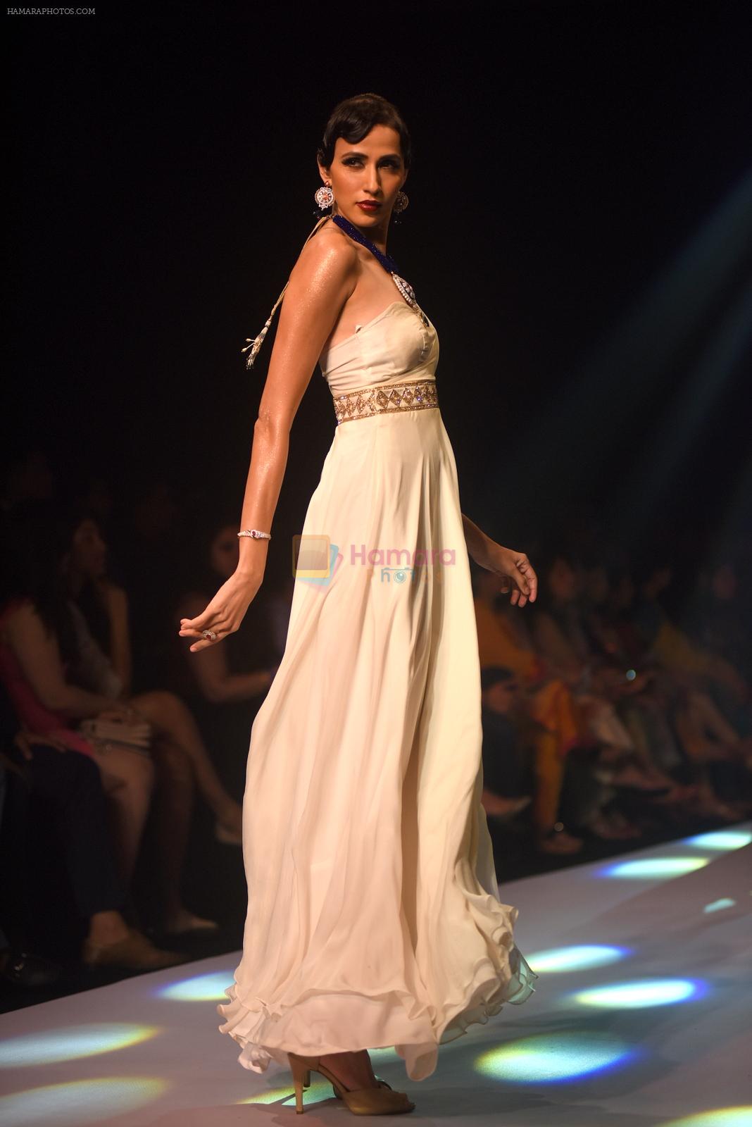 Model walk for Manali Jagtap Show at IIJW 2015 on 4th Aug 2015