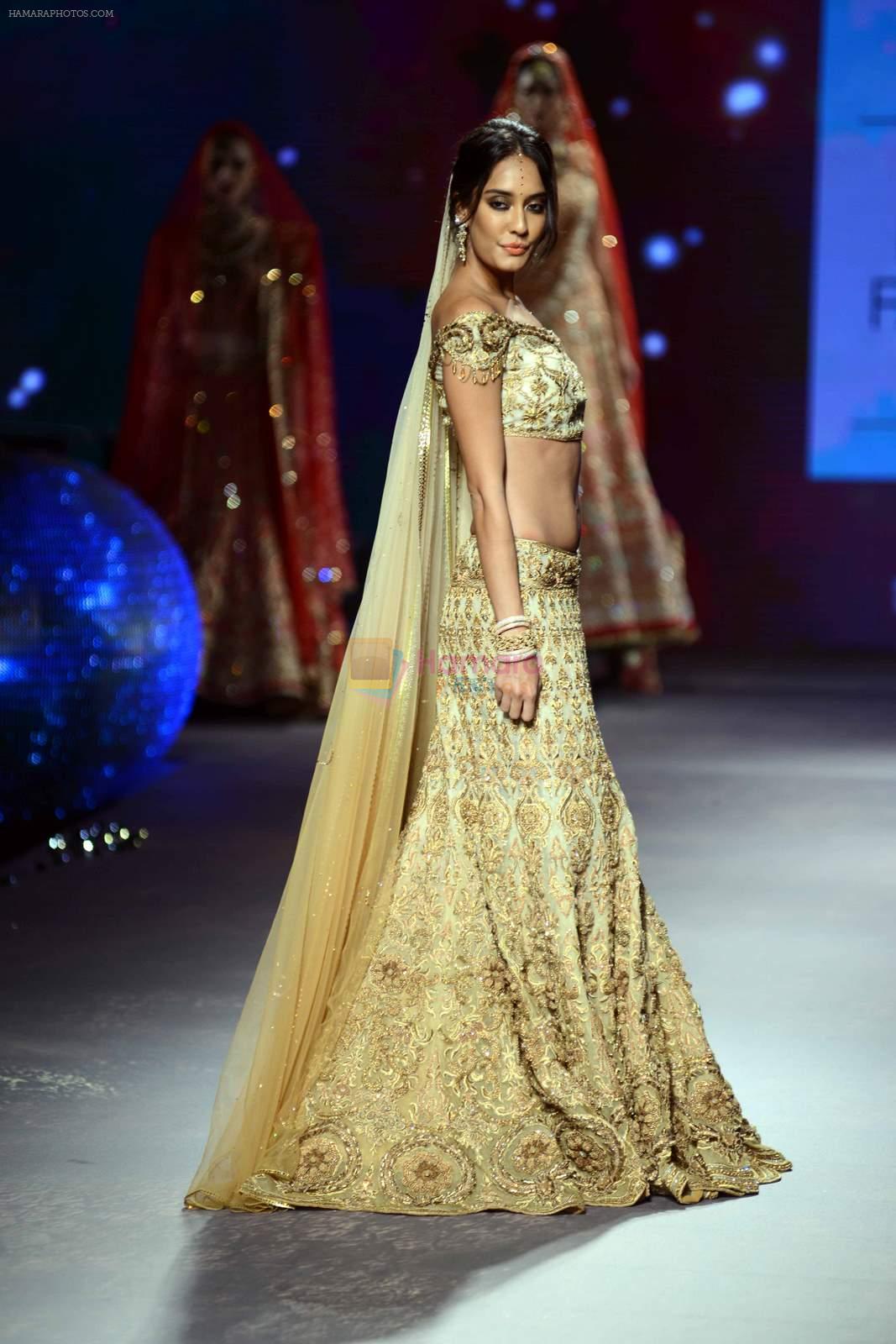 Lisa Haydon walks for Tarun Tahiliani Show at India Bridal Week on 8th Aug 2015
