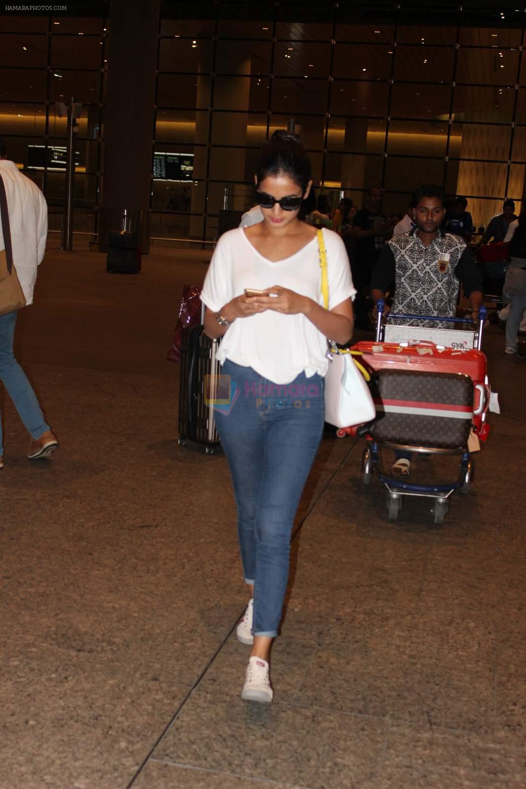 Sonal Chauhan snapped at international airport on 8th Aug 2015