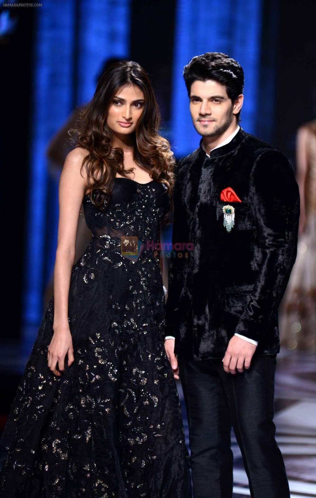 Sooraj Pancholi and Athiya Shetty walk for Shane Falguni show at India Bridal Week on 8th Aug 2015