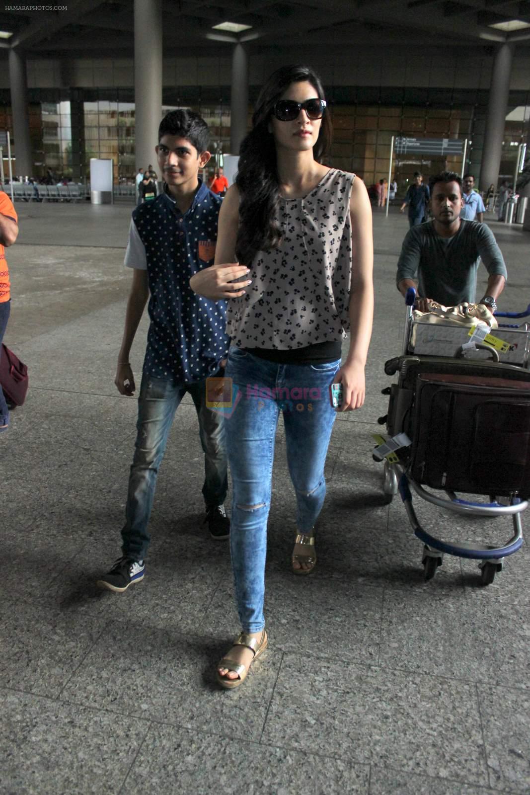 Kriti Sanon snapped at international airport on 8th Aug 2015