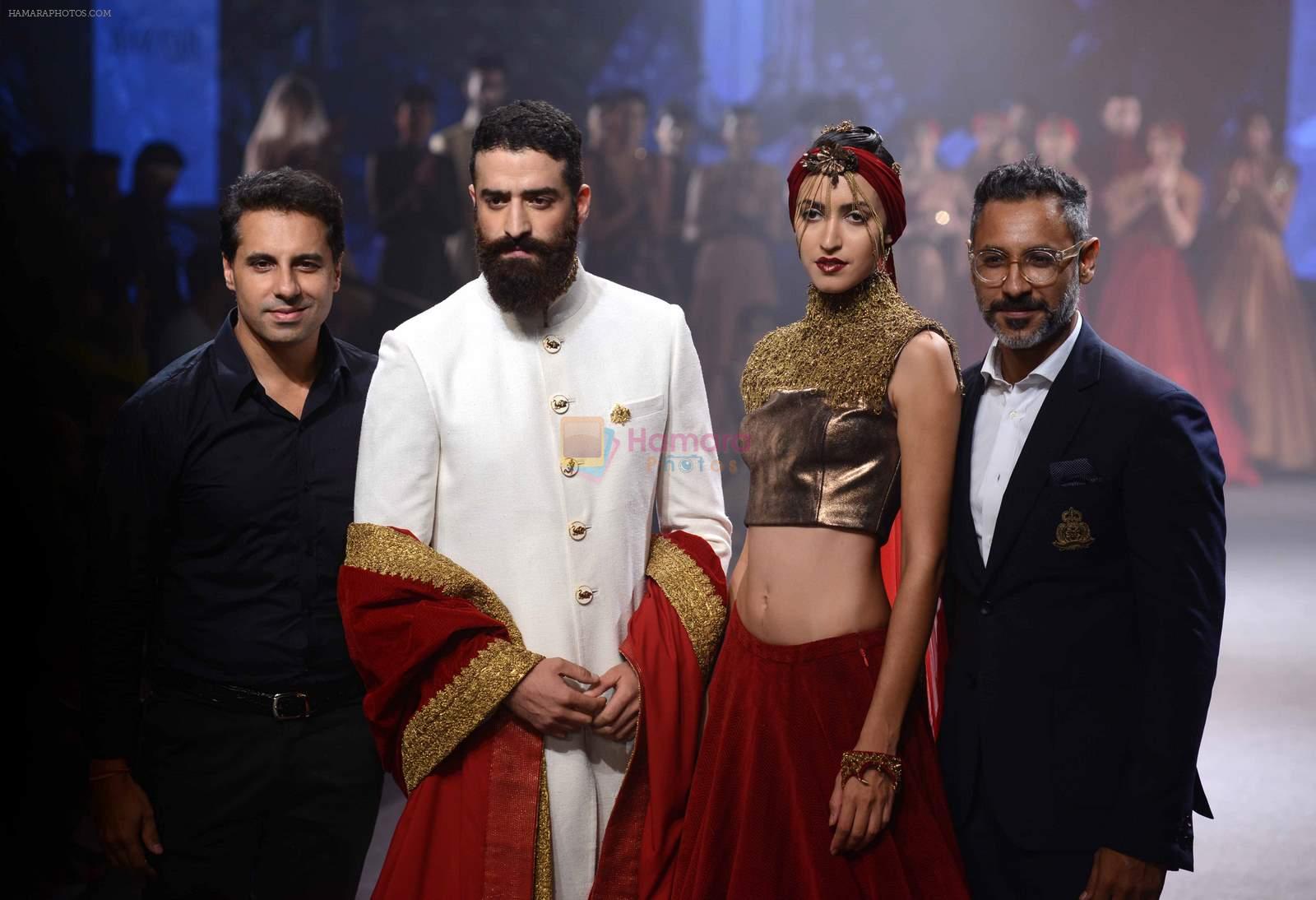 Model walk the ramp for Shantanu Nikhil at India Bridal Week Day 4 on 9th Aug 2015