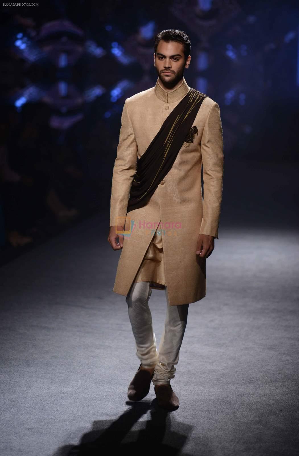 Model walk the ramp for Shantanu Nikhil at India Bridal Week Day 4 on 9th Aug 2015