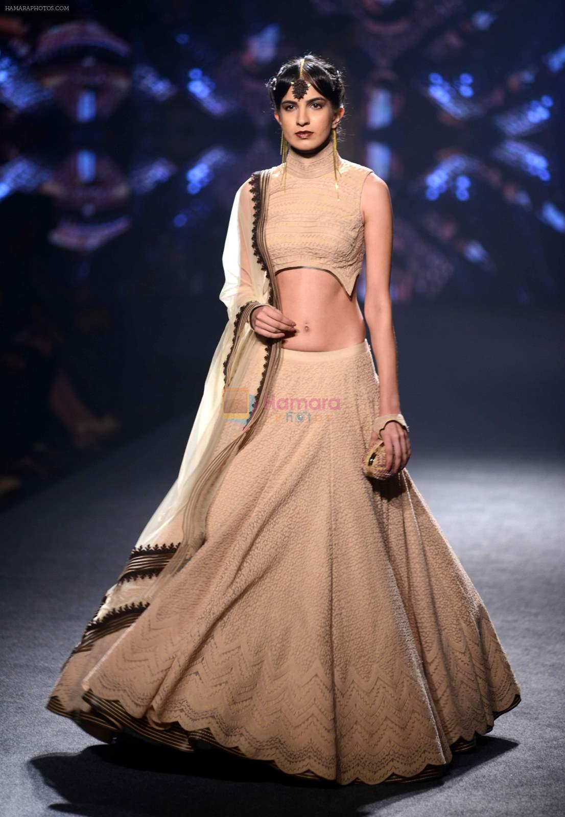 Model walk the ramp for Shantanu Nikhil at India Bridal Week Day 4 on 9th Aug 2015