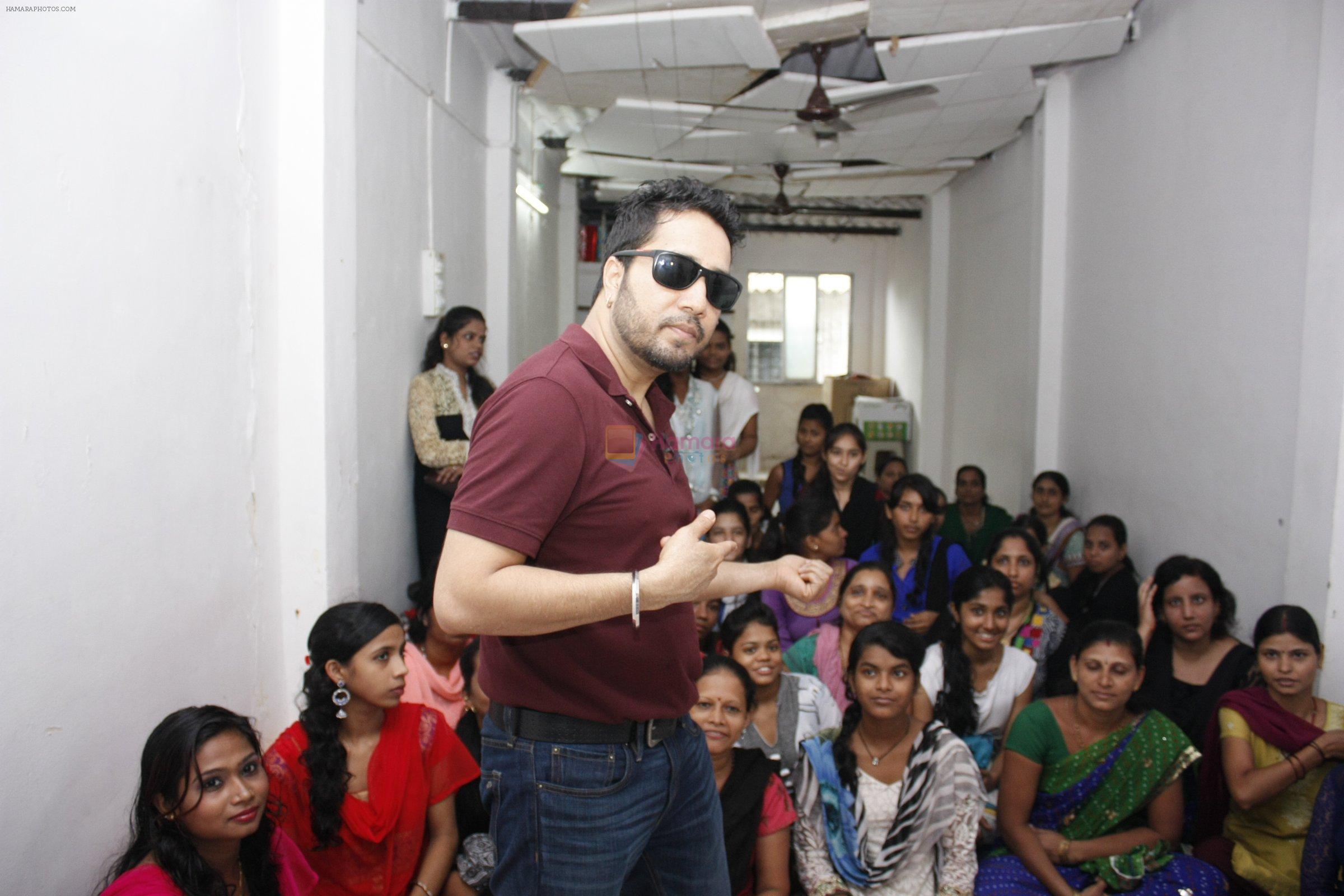 Mika Singh celebrates Independence Day with underprivileged kids of Divine Touch NGO