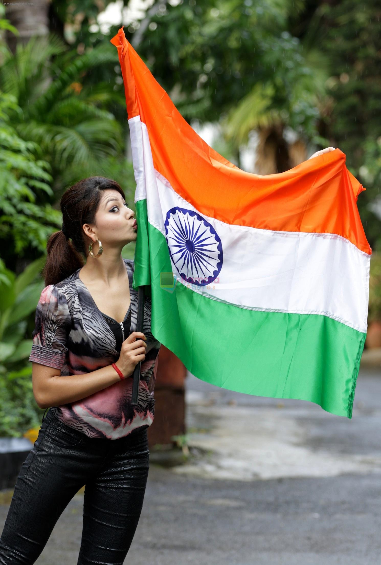 Urvashi Rautela salutes Indian Flag on Independence Day on 15th Aug 2015