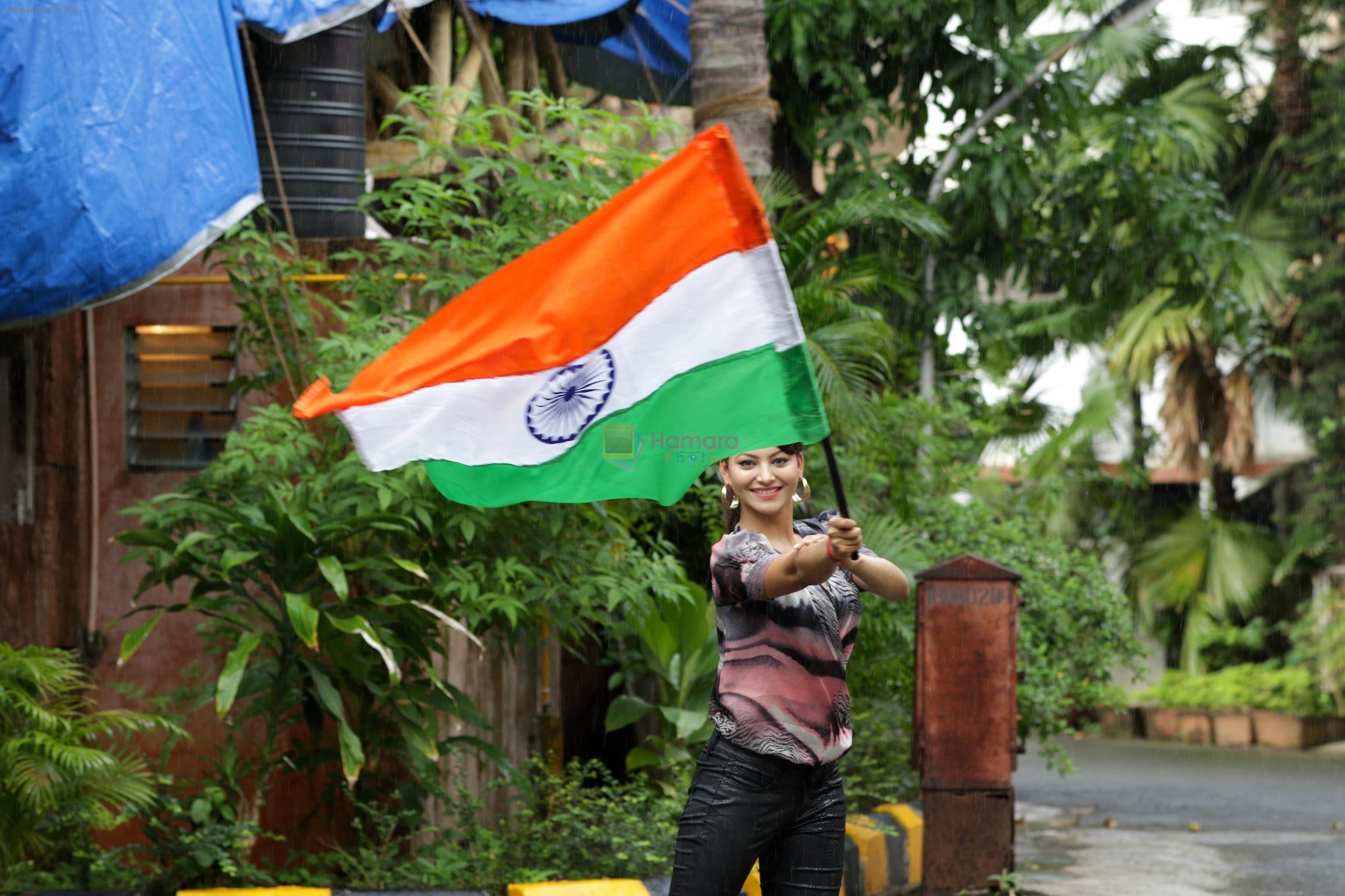 Urvashi Rautela salutes Indian Flag on Independence Day on 15th Aug 2015