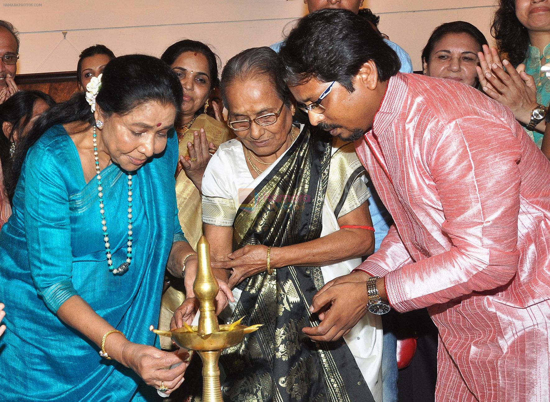 Asha Bhosle, Usha Rani Paul and Paramesh Paul at inaugural ceremony of Paramesh's art show 2