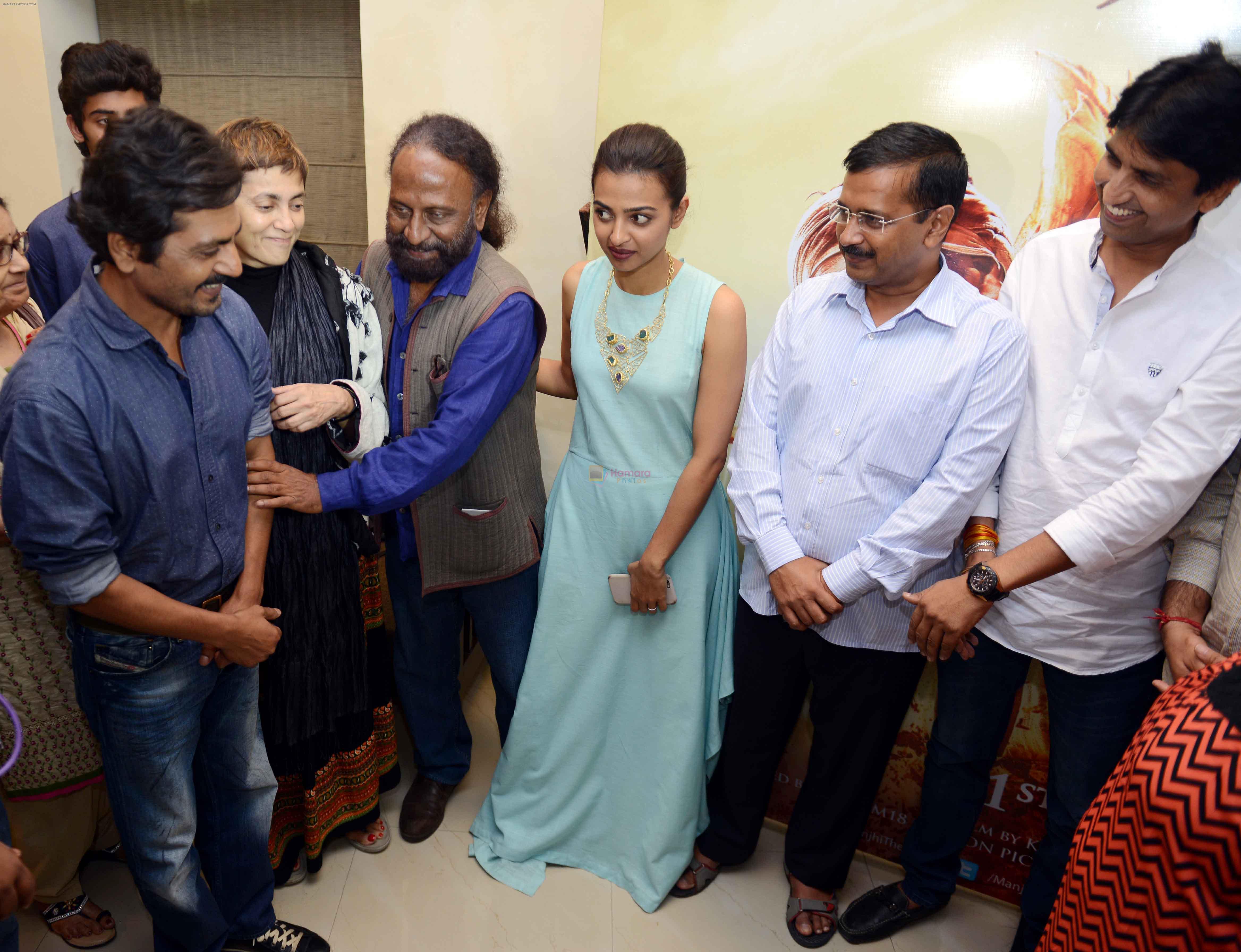 Nawazuddin Siddiqui, Radhika Apte, ketan Mehta at the Film screening of manjhi with Delhi CM Arvind Kejriwal on 18th Aug 2015