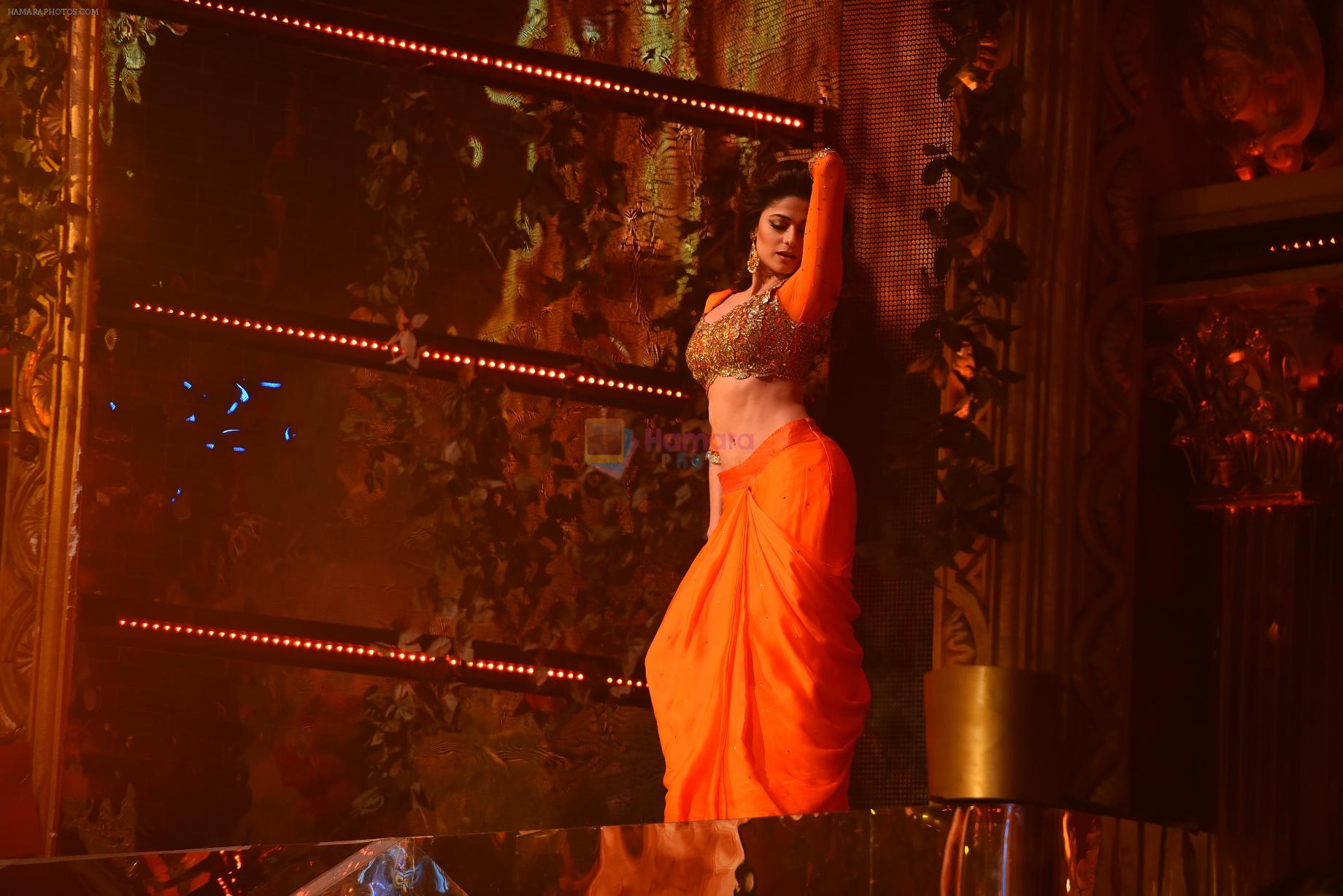 Shamita Shetty dancing to Madhuri Dixit's super hit song Dhak Dhak Karne laga on Jhalak Dikhhla Jaa on 19th Aug 2015