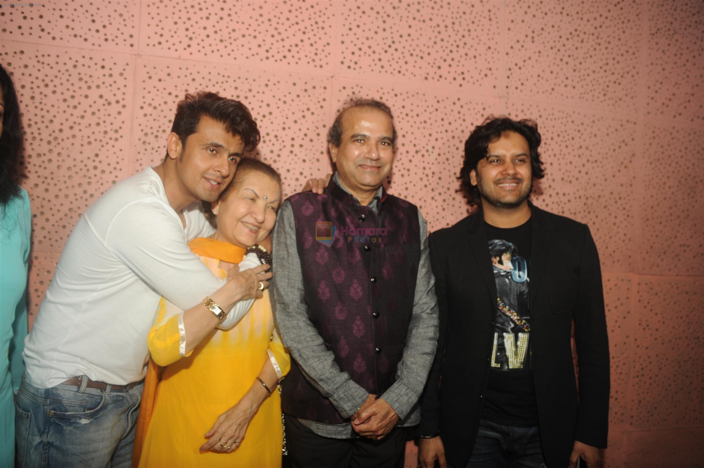 Sonu Nigam, Suresh Wadkar at Talat Aziz's musical show Yeh Shaam Mastani in Mumbai on 20th Aug 2015