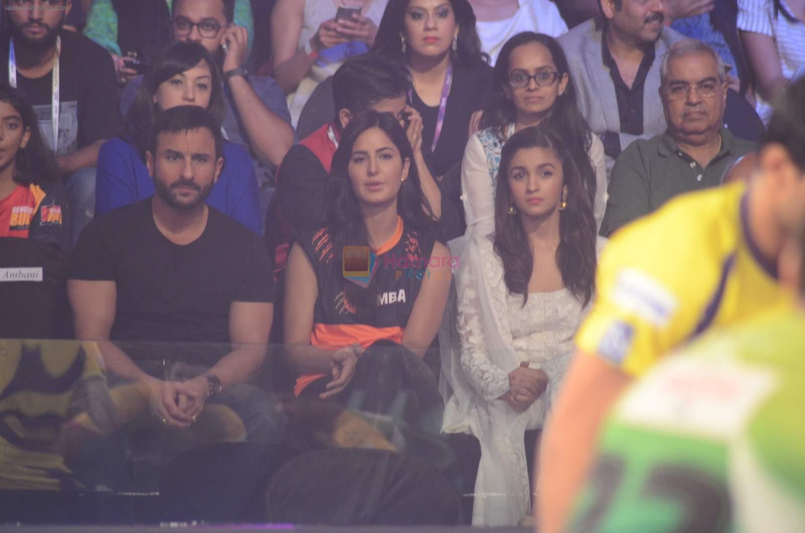 Alia Bhatt, Katrina Kaif, Saif Ali Khan at Pro Kabaddi finals in NSCI on 23rd Aug 2015