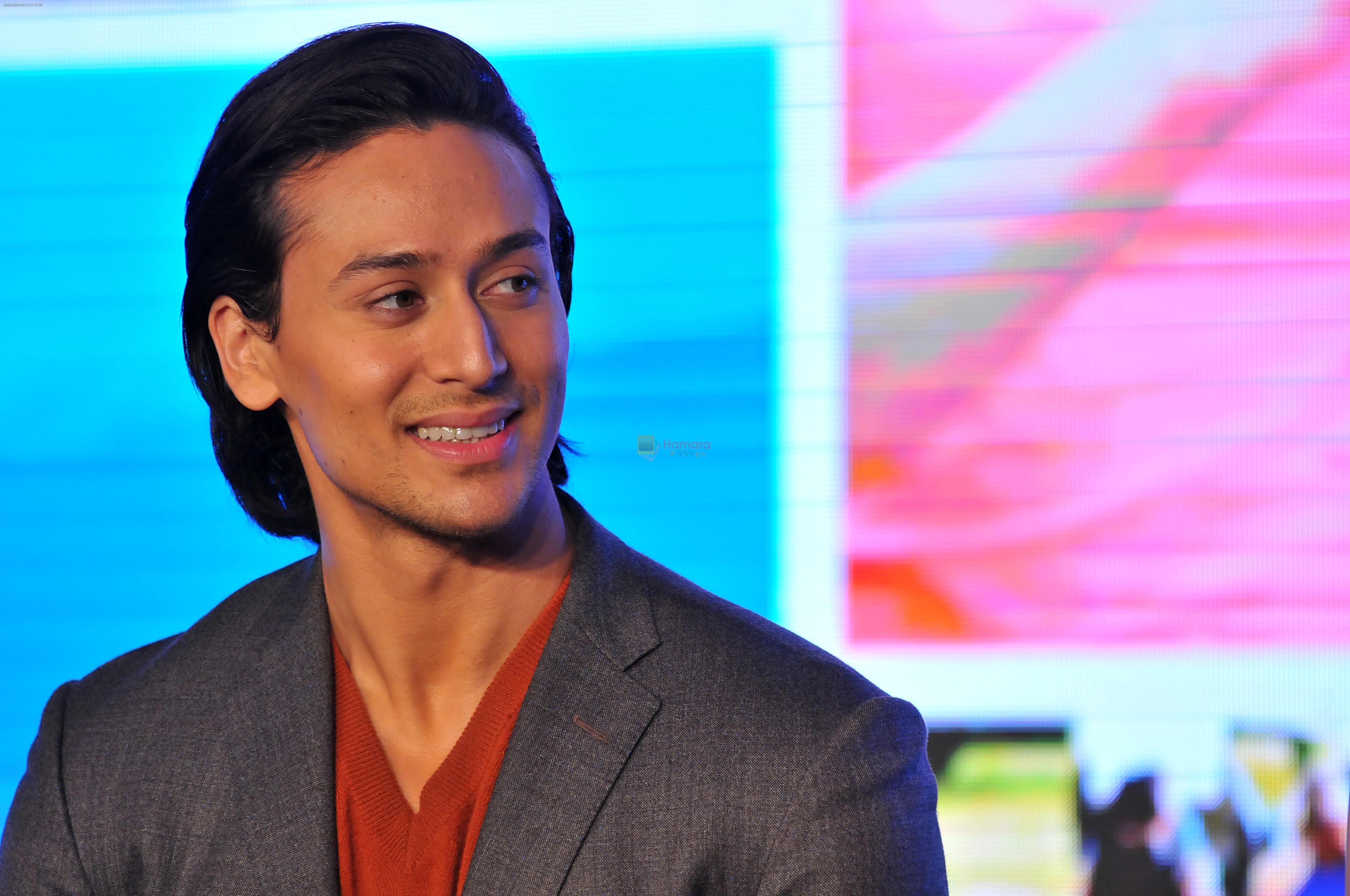 Tiger Shroff in Delhi for fitbit launch in Mumbai on 25th Aug 2015
