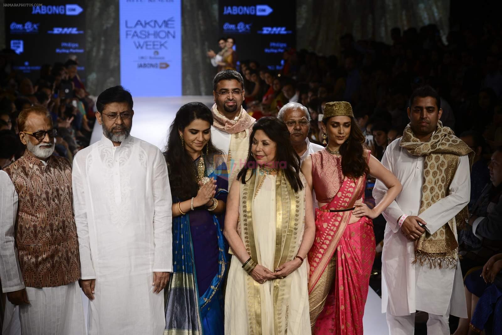 Aditi Rao Hydari walks for Ritu Kumar Show on day 2 of lifw on 27th Aug 2015