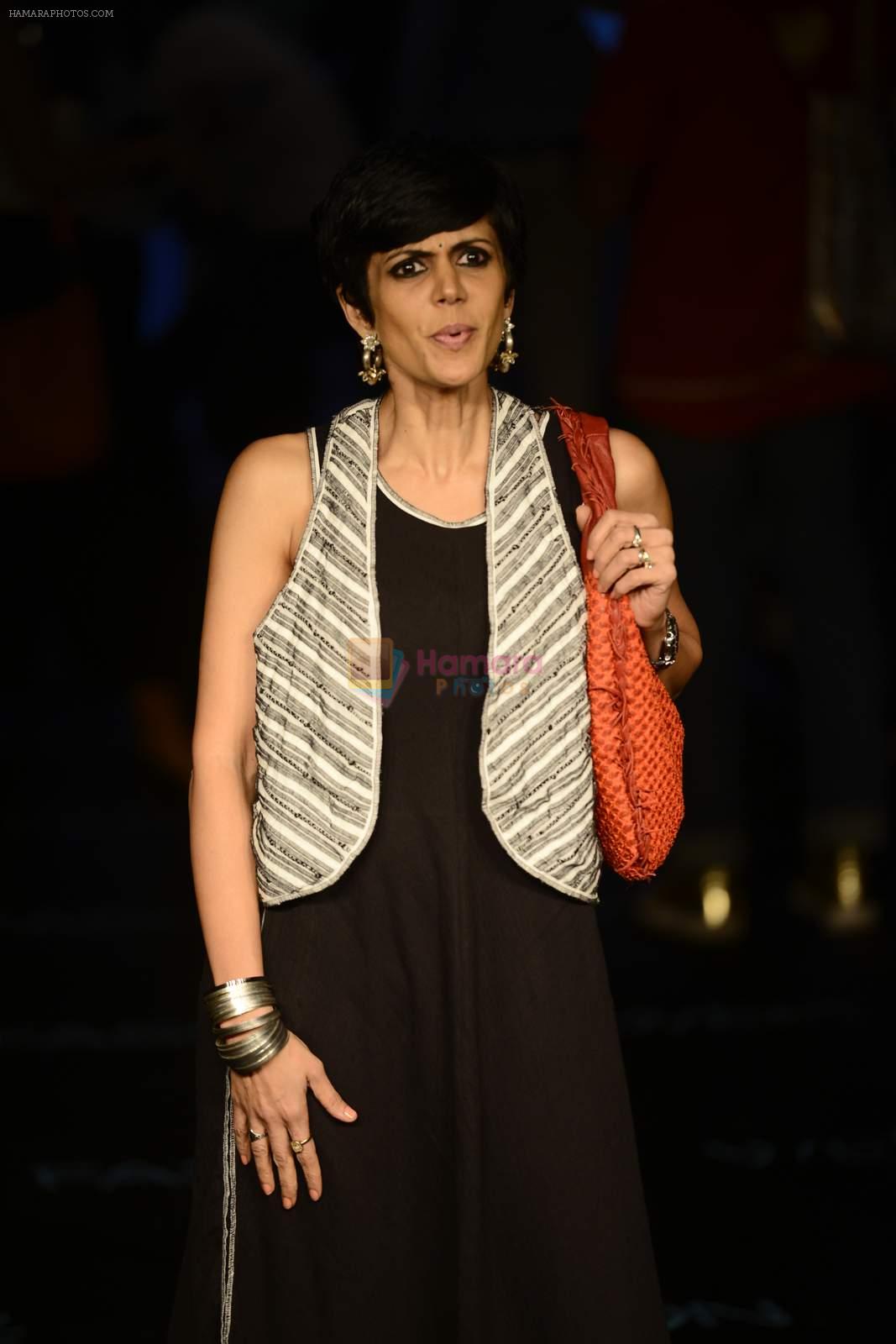 Mandira Bedi at Ritu Kumar Show on day 2 of lifw on 27th Aug 2015