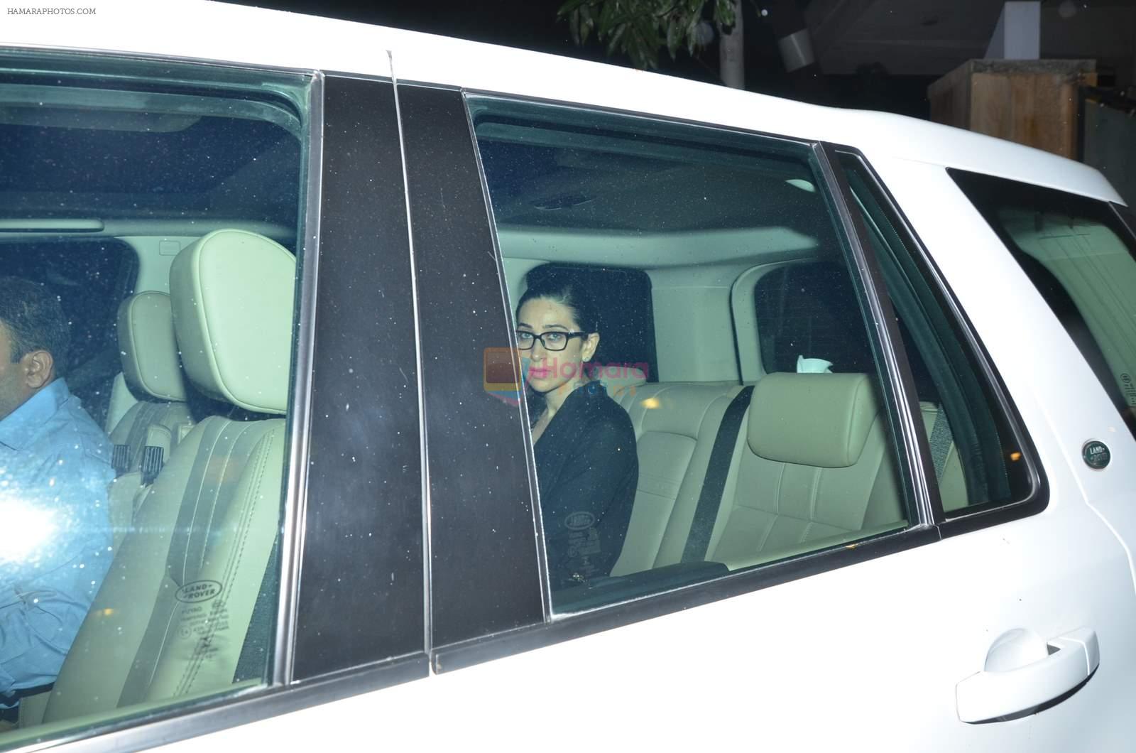 Karisma Kapoor snapped at saif's house for dinner on 27th Aug 2015