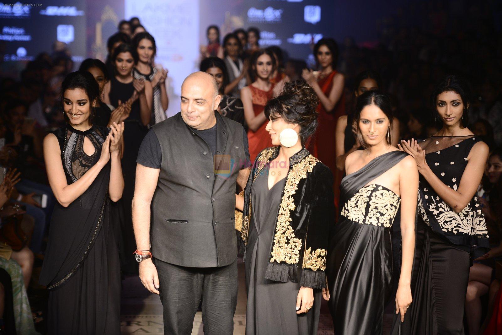 Chitrangada Singh  walk the ramp for Tarun Tahiliani Show at Lakme Fashion Week on 30th Aug 2015