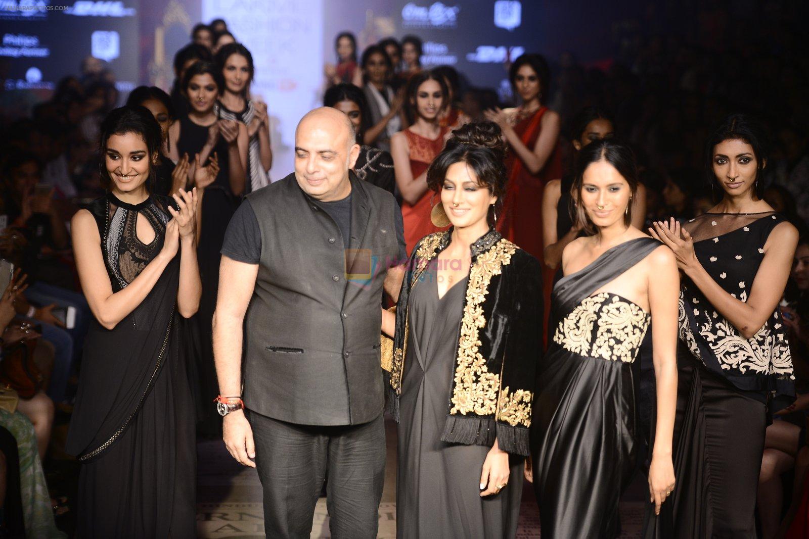Chitrangada Singh  walk the ramp for Tarun Tahiliani Show at Lakme Fashion Week on 30th Aug 2015