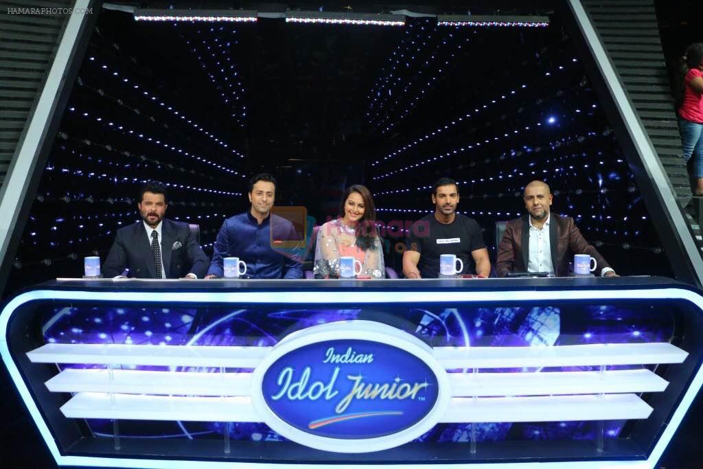 Sonakshi Sinha, John Abraham, Anil Kapoor, Salim merchant, Vishal Dadlani on Indian Idol Location on 31st Aug 2015