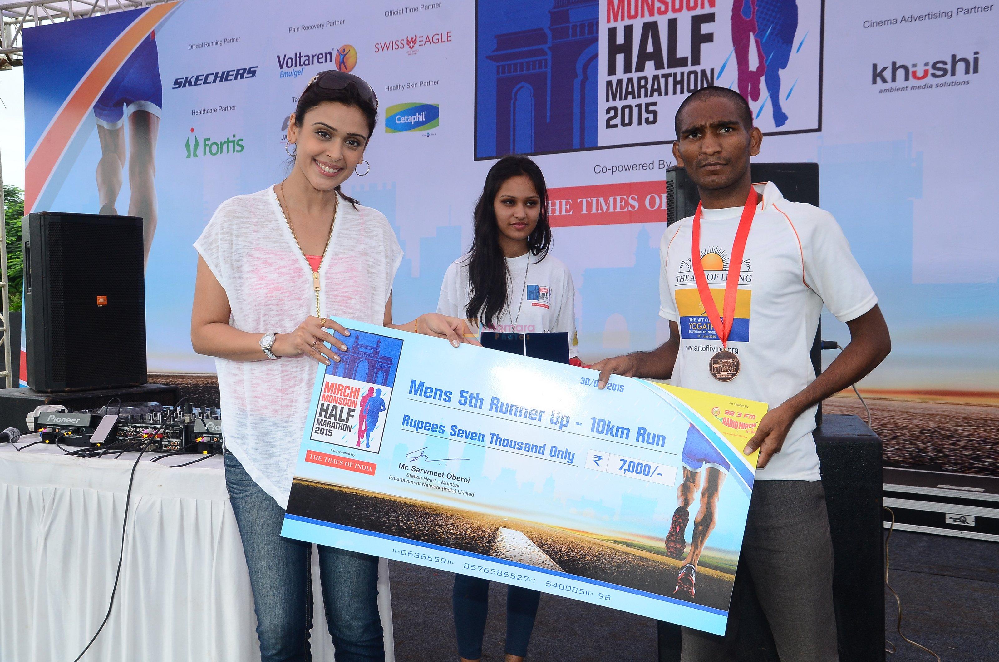 Hrishtaa Bhatt felicitated the winners of the  at the   Mirchi Monsoon Half Marathon