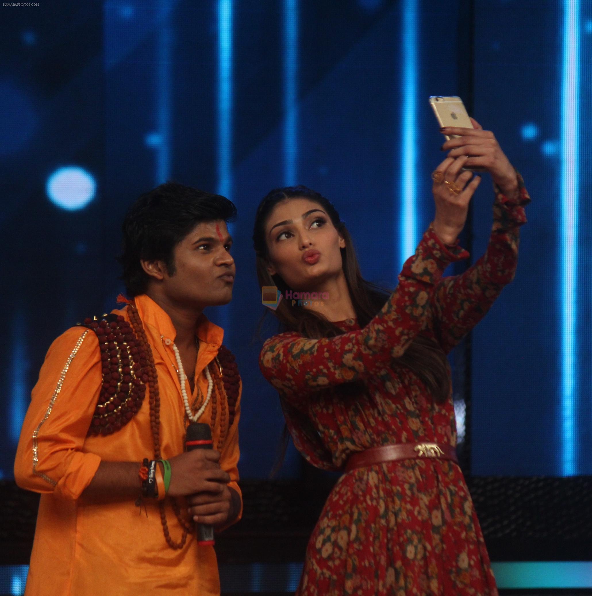 Athiya takes a selfie with Vicky on the sets of DID 5