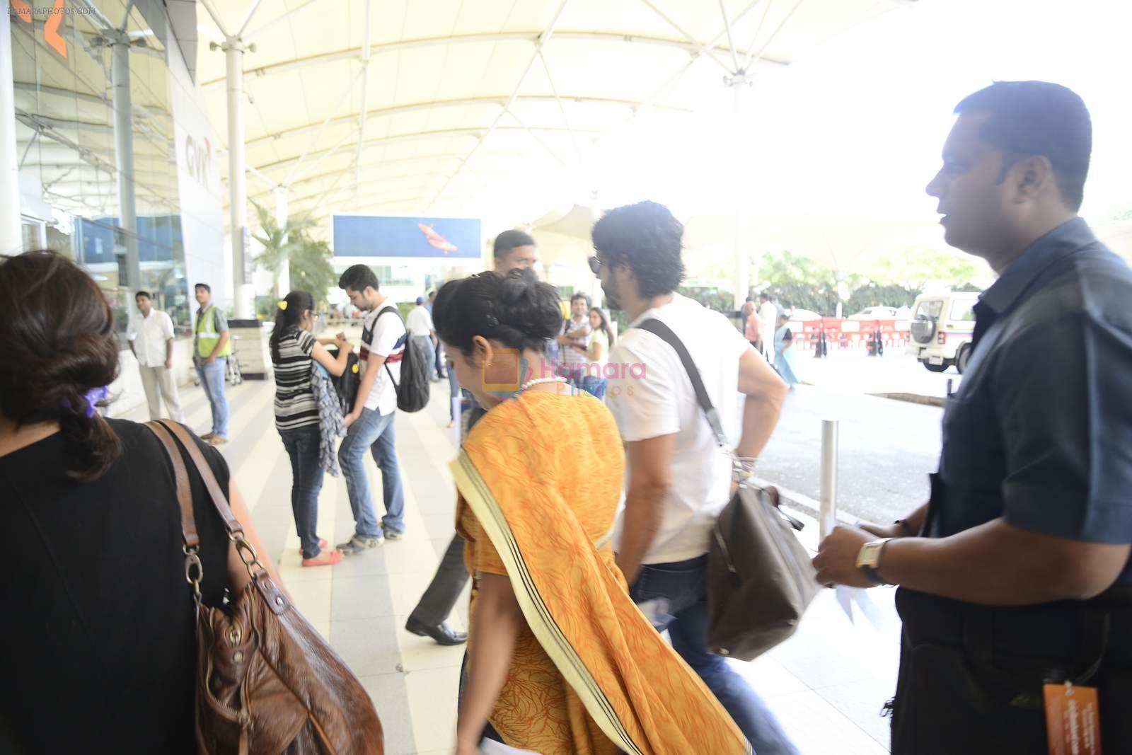 Farhan Akhtar snapped at domestic airport in Mumbai on 5th Sept 2015