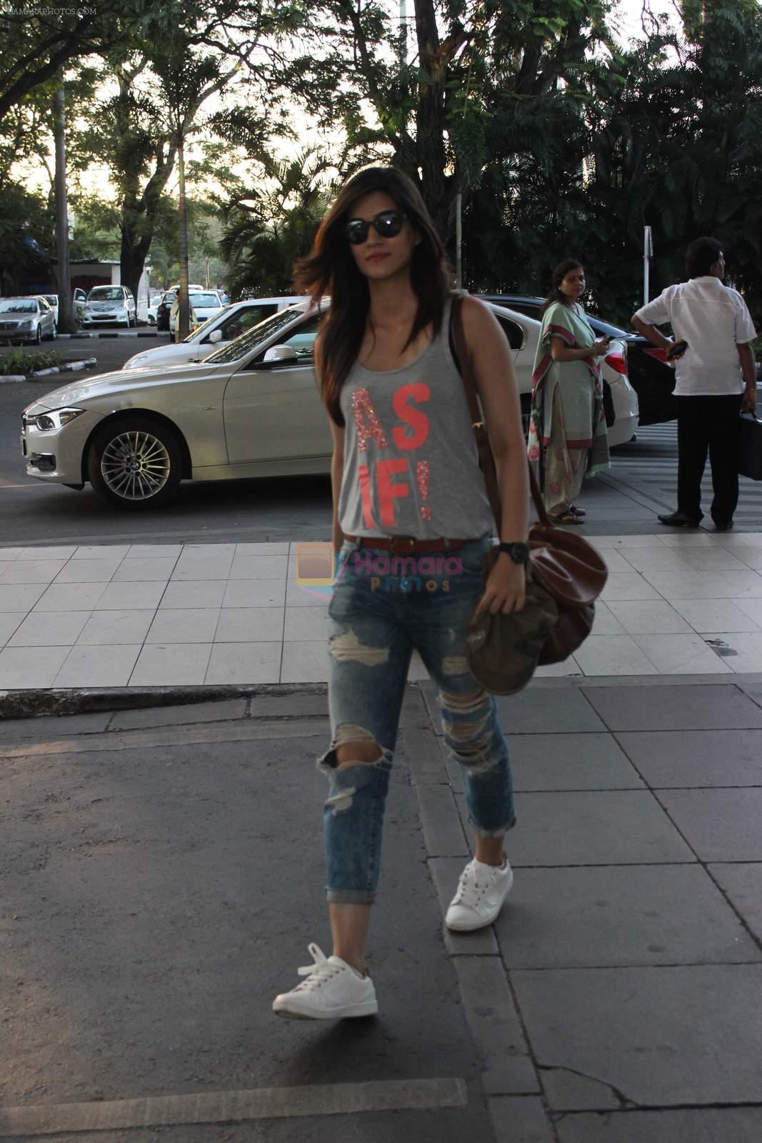 Kriti Sanon snapped at airport in Mumbai on 7th Sept 2015