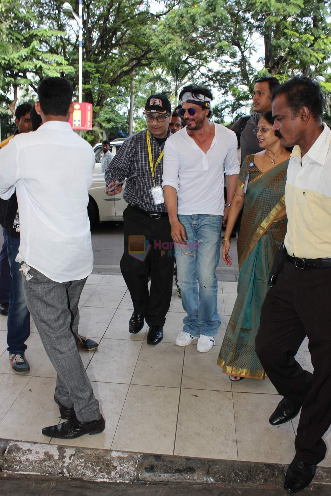 Shahrukh Khan snapped at  Airport for Dilwale shoot in Hyderabad on 14th Sept 2015