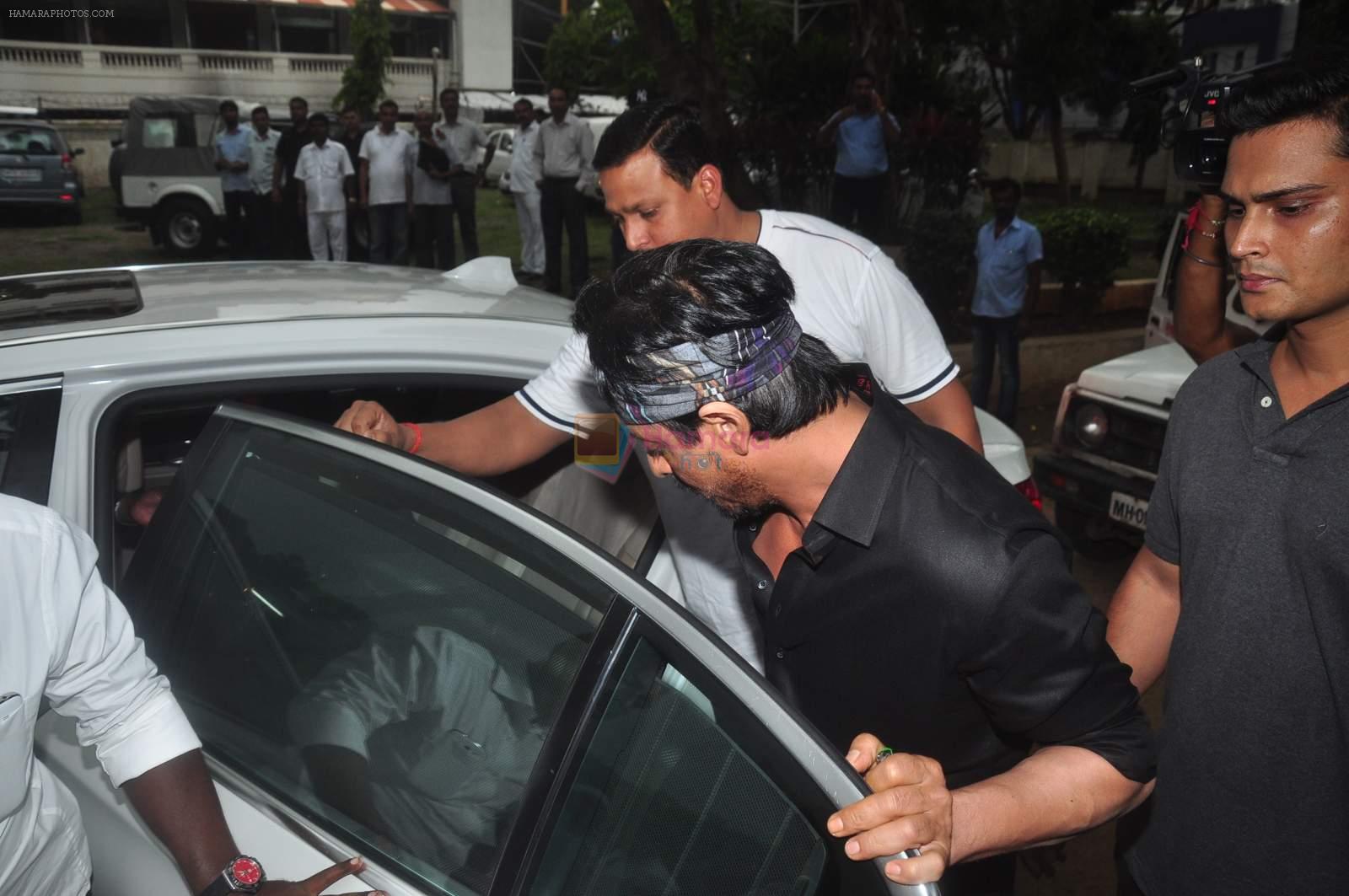 Shahrukh Khan attend Karim Morani's mothers funeral in Andheri, Mumbai on 16th Sept 2015